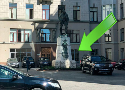 Фасад здания визового центра, вход в подъезд 5